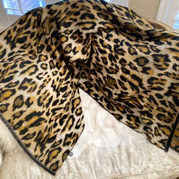 100% Cashmere Poncho/wrap. Perfect condition. - Picture 2 of 5